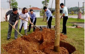 Phó Bí thư Thường trực Tỉnh ủy Dương Văn Thống trồng cây đầu xuân tại một số đơn vị trong tỉnh