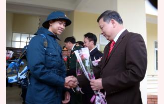 Phó Bí thư Thường trực Tỉnh ủy Dương Văn Thống dự Lễ giao quân tại huyện Trấn Yên
