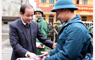 Phó Chủ tịch Thường trực UBND tỉnh Tạ Văn Long động viên công dân thành phố Yên Bái lên đường nhập ngũ