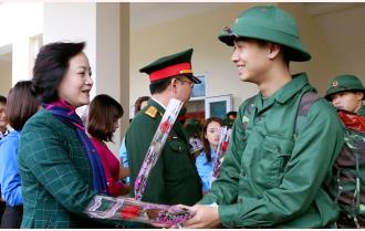 Bí thư Tỉnh ủy Phạm Thị Thanh Trà chia vui, động viên tân binh Yên Bình lên đường nhập ngũ