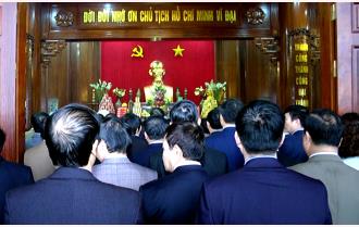 Đoàn đại biểu tỉnh Yên Bái viếng Nghĩa trang liệt sỹ tỉnh và dâng hương Chủ tịch Hồ Chí Minh