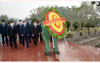 Các đồng chí lãnh đạo tỉnh dâng hương tưởng niệm Chủ tịch Hồ Chí Minh và viếng Nghĩa trang liệt sỹ