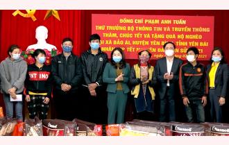 Thứ trưởng Bộ Thông tin và Truyền thông Phạm Anh Tuấn thăm, tặng quà các hộ nghèo huyện Yên Bình