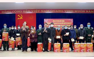 Nguyên Thường trực Ban Bí thư Trần Quốc Vượng thăm, tặng quà tết hộ nghèo đặc biệt khó khăn và gia đình chính sách của huyện Yên Bình