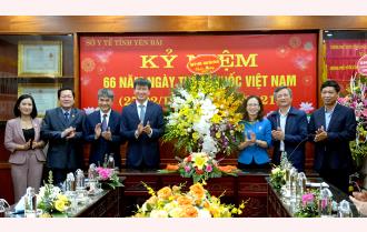 Chủ tịch UBND tỉnh Trần Huy Tuấn chúc mừng ngành y tế Yên Bái






