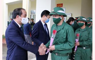 Phó Bí thư Thường trực Tỉnh ủy Tạ Văn Long dự Lễ giao quân tại huyện Trấn Yên