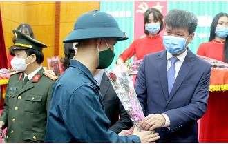 Chủ tịch UBND tỉnh Trần Huy Tuấn dự Lễ giao nhận quân tại thành phố Yên Bái