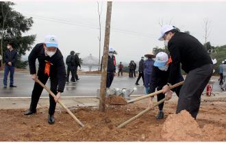 Các đồng chí lãnh đạo tỉnh dự Lễ phát động “Tết trồng cây đời đời nhớ ơn Bác Hồ” Xuân Nhâm Dần năm 2022 tại thành phố Yên Bái