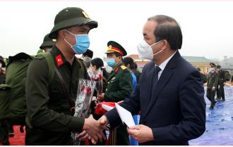 Phó Bí thư Thường trực Tỉnh ủy Tạ Văn Long dự Lễ giao nhận quân tại thành phố Yên Bái