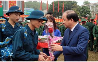 Phó Bí thư Thường trực Tỉnh ủy Tạ Văn Long dự Lễ giao quân tại Yên Bình