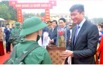Chủ tịch UBND tỉnh Trần Huy Tuấn dự Lễ giao nhận quân tại huyện Văn Yên