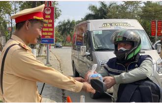 Cảnh sát giao thông Yên Bái hỗ trợ người dân về quê ăn tết
