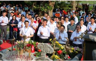 Các đồng chí lãnh đạo tỉnh Yên Bái dâng hương tại Lễ hội Đền Đông Cuông năm 2024