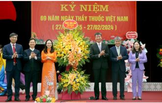 Chủ tịch UBND tỉnh Trần Huy Tuấn thăm, chúc mừng ngành y tế nhân Ngày Thầy thuốc Việt Nam