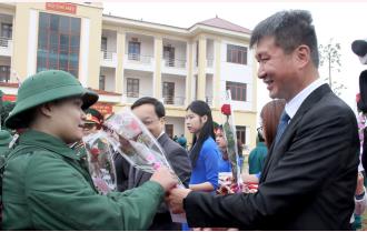 Chủ tịch UBND tỉnh Trần Huy Tuấn dự Lễ tiễn 82 tân binh thành phố Yên Bái lên đường nhập ngũ