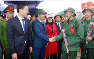 Phó Bí thư Thường trực Tỉnh ủy Tạ Văn Long dự Lễ giao quân tại huyện Yên Bình