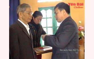 Huyện Văn Yên trao huy hiệu Đảng cho 23 đồng chí đảng viên lão thành