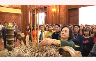 Đoàn đại biểu nữ cán bộ lãnh đạo, quản lý tỉnh Yên Bái dâng hoa, dâng hương tưởng niệm Chủ tịch Hồ Chí Minh