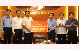 Đoàn công tác của Đảng ủy Khối các cơ quan Trung ương tặng quà tại tỉnh Yên Bái
