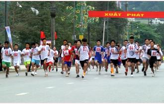 Đoàn Trạm Tấu và Trường THPT Nguyễn Huệ (thành phố Yên Bái) giành ngôi cao ở nội dung nam trẻ và nữ chính