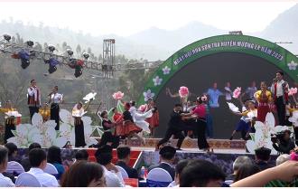 Các đồng chí lãnh đạo tỉnh Yên Bái dự khai mạc “Ngày hội hoa sơn tra” năm 2023