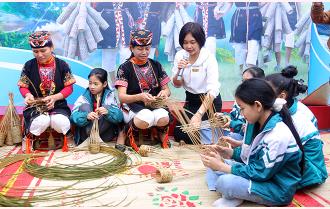 Bảo tàng tỉnh Yên Bái tổ chức trưng bày, trải nghiệm nghề đan rọ tôm