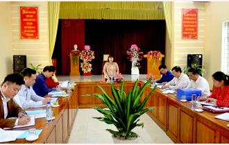 Phó Chủ tịch HĐND tỉnh Hoàng Thị Thanh Bình nắm tình hình hoạt động HĐND cấp xã tại huyện Văn Yên