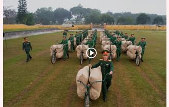 Quân đội tái hiện đoàn xe đạp thồ trong chiến dịch Điện Biên Phủ 