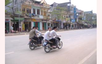 Thành phố Yên Bái: Chợ lấn đường, đi xe không mũ tái diễn
