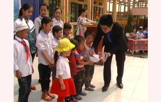 Đoàn thanh niên Tổng cục Xăng dầu Việt Nam tặng quà học sinh nghèo tại thị xã Nghĩa Lộ
