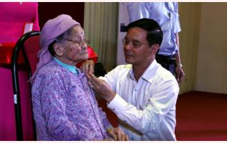 Trao tặng danh hiệu vinh dự Nhà nước “Bà mẹ Việt Nam anh hùng” và Kỷ niệm chương “Chiến sỹ cách mạng bị địch bắt tù, đày