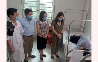 Phó Chủ tịch UBND tỉnh Vũ Thị Hiền Hạnh thăm, động viên các công nhân ngộ độc thực phẩm