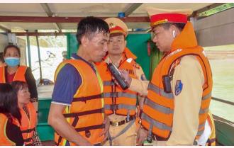 Cảnh sát giao thông đường thủy Yên Bái ra quân kiểm tra, đảm bảo an toàn giao thông trên hồ Thác Bà dịp nghỉ lễ