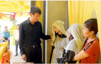 Chủ tịch UBND tỉnh Trần Huy Tuấn thăm viếng các gia đình nạn nhân tử vong trong vụ tai nạn lao động đặc biệt nghiêm trọng