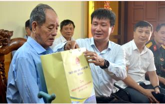Chủ tịch UBND  tỉnh Trần Huy Tuấn thăm, tặng quà chiến sĩ Điện Biên trên địa bàn huyện Trấn Yên