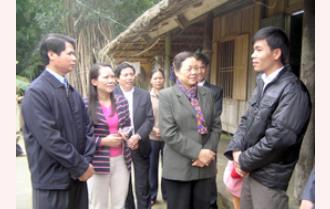 Trưởng ban Dân vận Trung ương Hà Thị Khiết thăm gia đình giáo dân tiêu biểu tại tỉnh Yên Bái