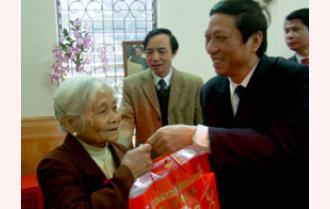 Trưởng ban Tổ chức Trung ương Hồ Đức Việt
thăm, chúc tết Đảng bộ và nhân dân tỉnh Yên Bái
