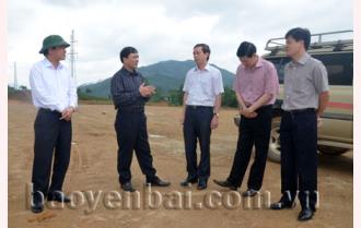 Chủ tịch UBND tỉnh Phạm Duy Cường kiểm tra tiến độ thi công đường tránh ngập
<P></P>