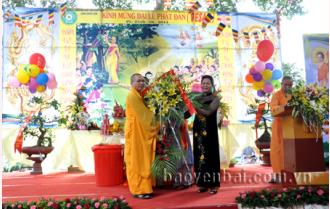 Phó Chủ tịch UBND tỉnh Ngô Thị Chinh chúc mừng Đại lễ Phật đản