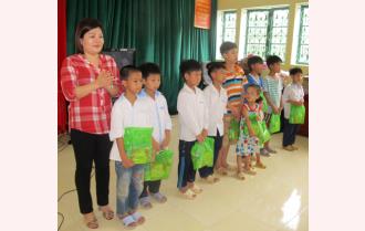 Các nhà hảo tâm tặng quà tại Trung tâm Bảo trợ xã hội tỉnh Yên Bái 