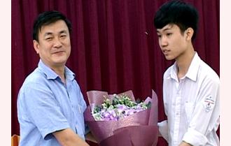Phó chủ tịch UBND tỉnh Nguyễn Chiến Thắng tặng quà học sinh dự thi Olympic Vật lý châu Á


