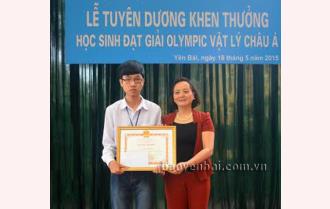 Chủ tịch UBND tỉnh Phạm Thị Thanh Trà tặng bằng khen cho học sinh đạt giải khuyến khích Olympic Vật lý châu Á năm 2015