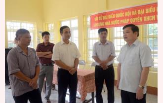 Phó bí thư Thường trực Tỉnh ủy Dương Văn Thống  kiểm tra công tác chuẩn bị bầu cử tại huyện Lục Yên
