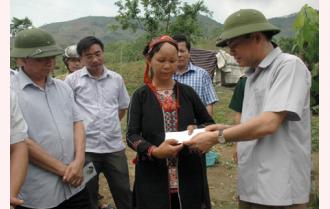 Phó chủ tịch Thường trực UBND tỉnh Tạ Văn Long thăm, tặng quà các hộ dân bị thiệt hại do giông, lốc tại Lục Yên
