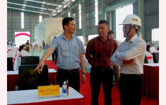 Phó Chủ tịch UBND tỉnh Dương Văn Tiến kiểm tra công tác chuẩn bị cho Lễ khánh thành Nhà máy Vật liệu xây dựng Hoa Sen Yên Bái