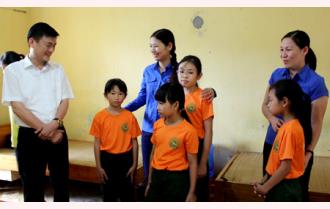 Phó Chủ tịch UBND tỉnh Nguyễn Chiến Thắng thăm các chiến sỹ “nhí” tham gia Học kỳ trong quân đội