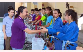 Trung tâm Huấn luyện và Thi đấu thể dục thể thao tỉnh cùng Việt kiều Trường Nguyễn tặng xe đạp cho vận động viên có hoàn cảnh khó khăn