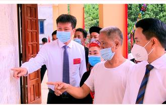 Chủ tịch UBND tỉnh Trần Huy Tuấn kiểm tra công tác bầu cử tại huyện Văn Yên