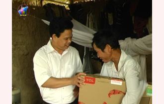 MTTQ huyện Văn Chấn: Trao tặng 10 ti vi cho hộ nghèo