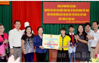 Nguyên Phó chủ tịch nước Nguyễn Thị Doan thăm và tặng quà trẻ em Trung tâm Công tác xã hội và Bảo trợ xã hội tỉnh